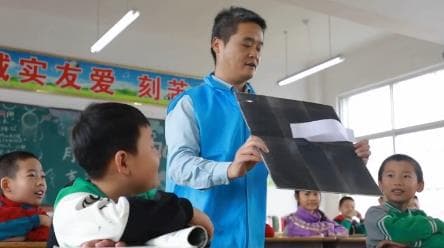 河南乡村小学创新科学教育,垃圾变“火箭”