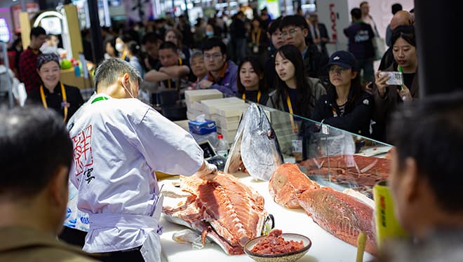 新闻1+1|进博会上的美好生活:面包蟹、智能农业和银发科技