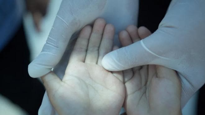 手足口病疫情来袭:政府出台新政,要求所有公民穿防护服