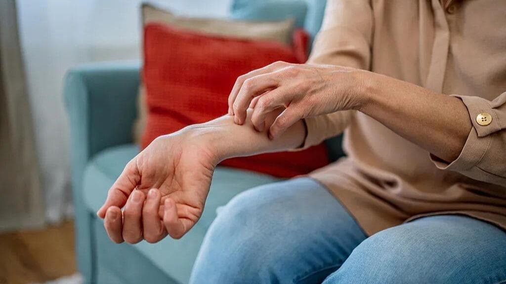 冬季洗澡指南:为什么热水烫洗会加重皮肤干燥?