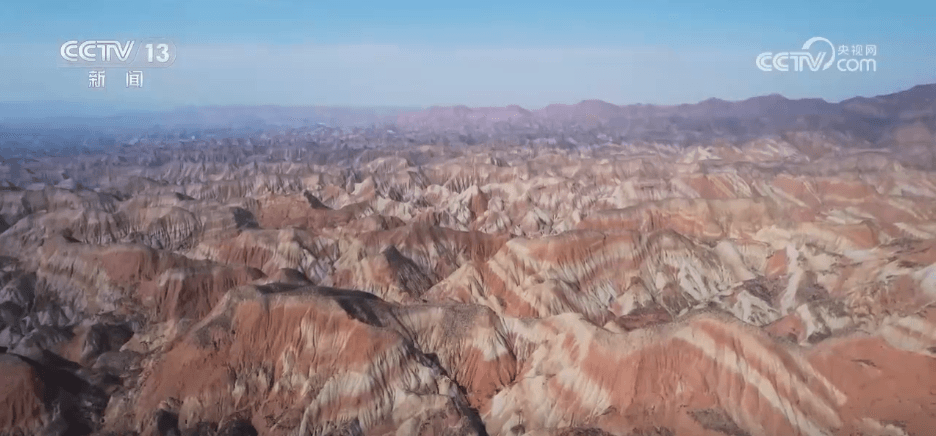 假日经济催生新型旅游业:探索“水墨丹霞”与“未来之城”的融合