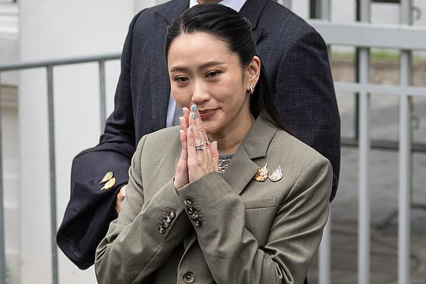 佩通坦辞去为泰党党首职务引发政坛震荡