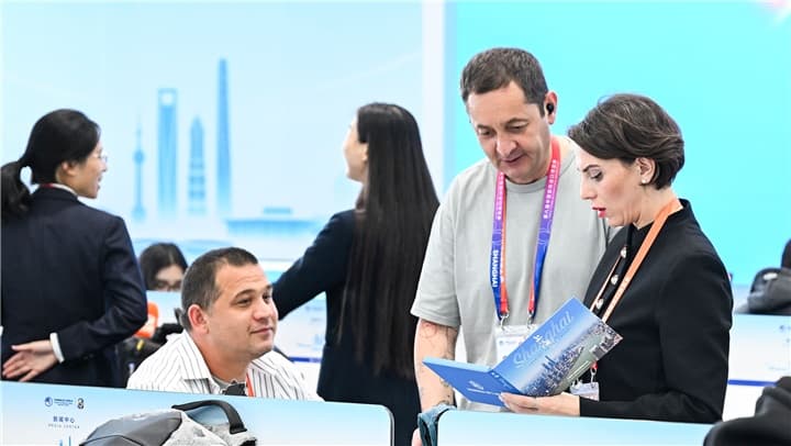 全球记者在进博会上引发新一轮