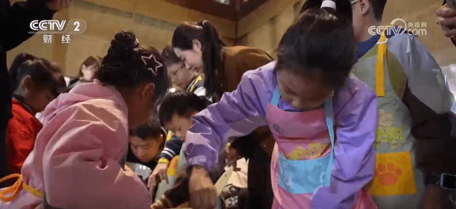 全国中小学“秋假”火爆:家长孩子互动增强亲情